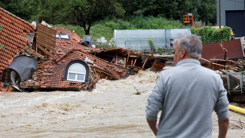 Daerah banjir terlihat di desa Sneberje, dekat kota Kamnik, Slovenia, Jumat, 4 Agustus 2023. Slovenia menghadapi bencana alam terburuk dalam sejarahnya, kata Perdana Menteri Robert Golob pada Sabtu, setelah banjir dahsyat menyebabkan kerusakan diperkirakan setengah miliar euro ($ 550 juta). Banjir dahsyat pada hari Kamis dan Jumat menewaskan tiga orang dan menghancurkan jalan, jembatan, dan rumah di negara kecil Alpen itu. Dua pertiga wilayah telah terpengaruh. (AP Photo/Miro Majcen)