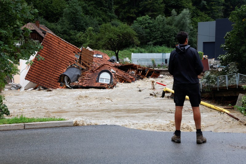 Daerah banjir terlihat di desa Sneberje, dekat kota Kamnik, Slovenia, Jumat, 4 Agustus 2023. Daerah banjir terlihat di desa Sneberje, dekat kota Kamnik, Slovenia, Jumat, 4 Agustus 2023. Slovenia menghadapi bencana alam terburuk dalam sejarahnya, kata Perdana Menteri Robert Golob pada Sabtu, setelah banjir dahsyat menyebabkan kerusakan diperkirakan setengah miliar euro ($ 550 juta). Banjir dahsyat pada hari Kamis dan Jumat menewaskan tiga orang dan menghancurkan jalan, jembatan, dan rumah di negara kecil Alpen itu. Dua pertiga wilayah telah terpengaruh. (AP Photo/Miro Majcen)