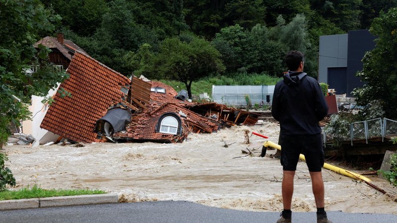 Daerah banjir terlihat di desa Sneberje, dekat kota Kamnik, Slovenia, Jumat, 4 Agustus 2023. Slovenia menghadapi bencana alam terburuk dalam sejarahnya, kata Perdana Menteri Robert Golob pada Sabtu, setelah banjir dahsyat menyebabkan kerusakan diperkirakan setengah miliar euro ($ 550 juta). Banjir dahsyat pada hari Kamis dan Jumat menewaskan tiga orang dan menghancurkan jalan, jembatan, dan rumah di negara kecil Alpen itu. Dua pertiga wilayah telah terpengaruh. (AP Photo/Miro Majcen)