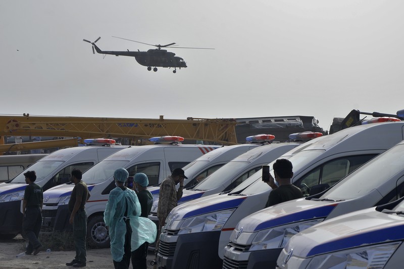 Petugas polisi berkumpul di lokasi kereta tergelincir di kota Sarhari di distrik Sanghar, Pakistan 6 Agustus 2023. Petugas polisi berkumpul di lokasi kereta tergelincir di kota Sarhari di distrik Sanghar, Pakistan 6 Agustus 2023. (REUTERS/Yasir Rajput)