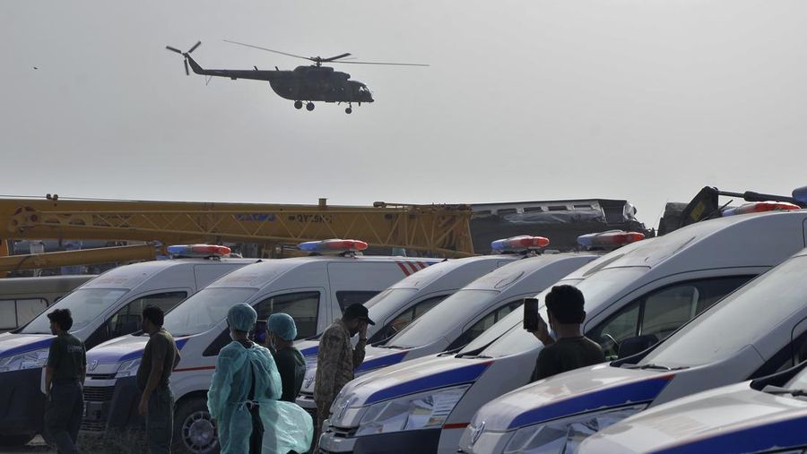 Petugas polisi berkumpul di lokasi kereta tergelincir di kota Sarhari di distrik Sanghar, Pakistan 6 Agustus 2023. (REUTERS/Yasir Rajput)