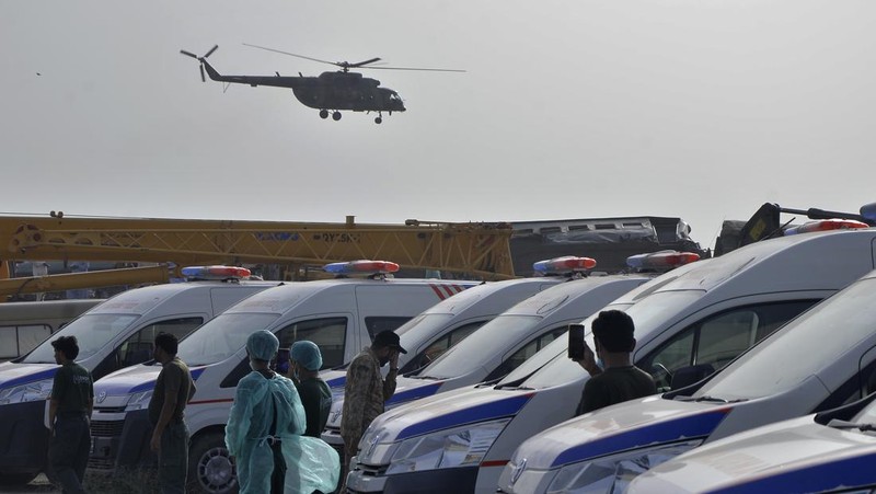 Petugas polisi berkumpul di lokasi kereta tergelincir di kota Sarhari di distrik Sanghar, Pakistan 6 Agustus 2023. (REUTERS/Yasir Rajput)