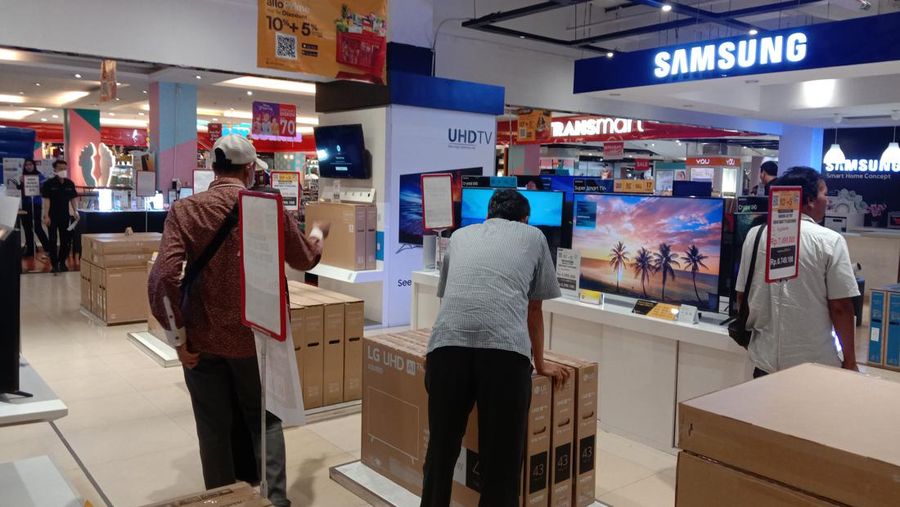 Ada Diskon TV, Pengunjung Langsung serbu Transmart. (²©²ÊÍøÕ¾/Eqqi Syahputra)