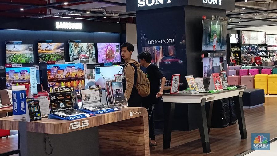 Diskon barang-barang elektronik di Transmart Full Day Sale berhasil menarik perhatian banyak kalangan, termasuk kalangan mahasiswa yang tengah mencari laptop untuk keperluan studinya. (CNBC Indonesia/Ferry Sandi)