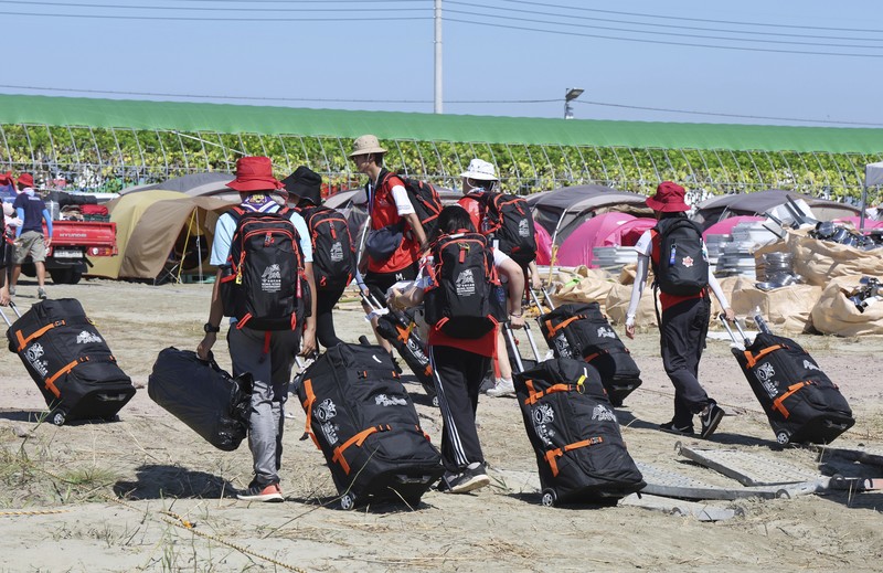 Anggota pramuka Inggris meninggalkan perkemahan Jambore Pramuka Dunia di Buan, Korea Selatan, Minggu, 6 Agustus 2023. Korea Selatan bersiap untuk mengevakuasi puluhan ribu pramuka dari lokasi jambore pesisir saat Badai Tropis Khanun mengancam, kata pejabat pramuka dunia, Senin . (Choe Young-soo/Yonhap via AP)