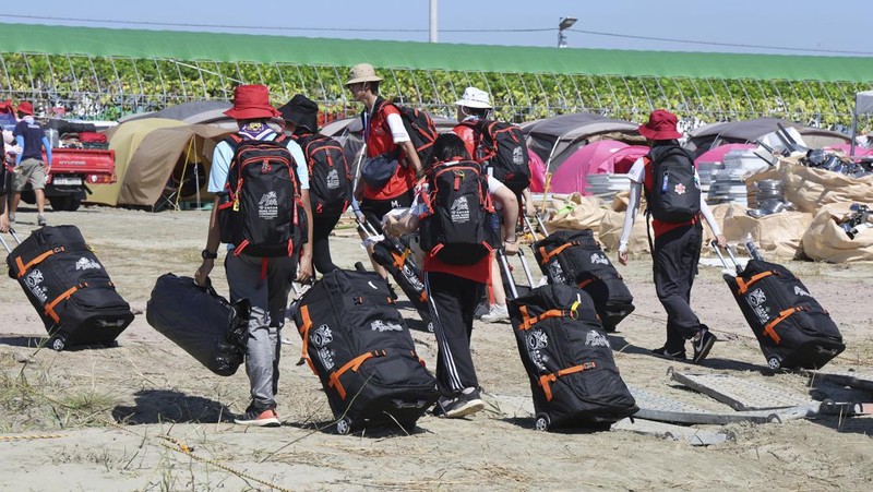 Anggota pramuka Inggris meninggalkan perkemahan Jambore Pramuka Dunia di Buan, Korea Selatan, Minggu, 6 Agustus 2023. Korea Selatan bersiap untuk mengevakuasi puluhan ribu pramuka dari lokasi jambore pesisir saat Badai Tropis Khanun mengancam, kata pejabat pramuka dunia, Senin . (Choe Young-soo/Yonhap via AP)