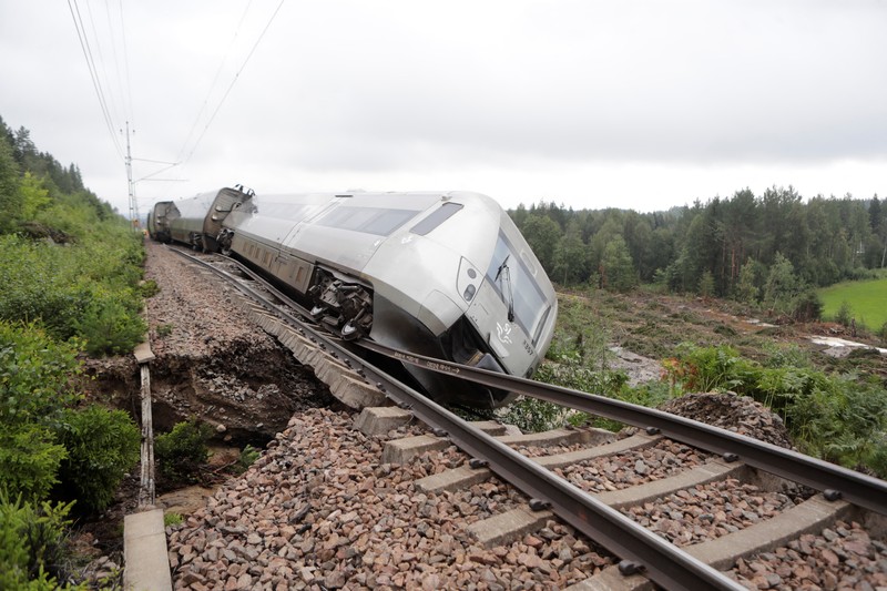 Pemandangan kereta penumpang yang membawa lebih dari 100 penumpang dan tergelincir antara Iggesund dan Hudiksvall di Swedia, 07 Agustus 2023. (TT News Agency/Mats Andersson via REUTERS)