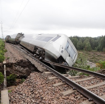 Potret Kereta Anjlok di Swedia, 'Digoyang'  Cuaca Ekstrem