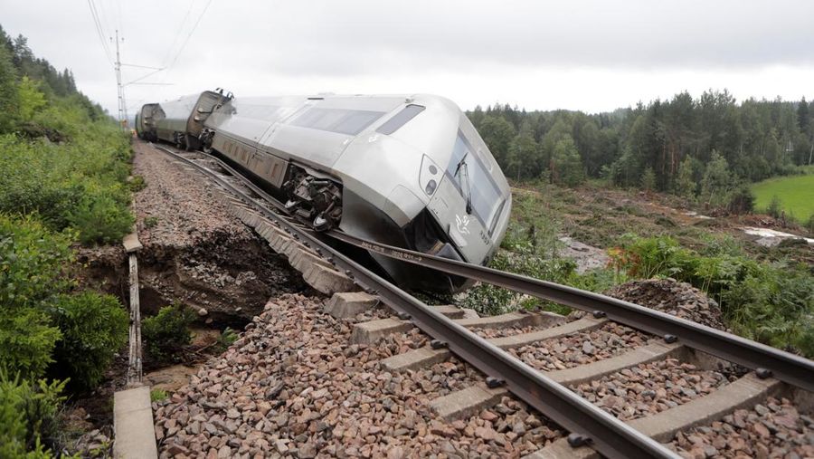 Pemandangan kereta penumpang yang membawa lebih dari 100 penumpang dan tergelincir antara Iggesund dan Hudiksvall di Swedia, 07 Agustus 2023. (TT News Agency/Mats Andersson via REUTERS)