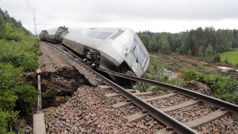 Pemandangan kereta penumpang yang membawa lebih dari 100 penumpang dan tergelincir antara Iggesund dan Hudiksvall di Swedia, 07 Agustus 2023. (TT News Agency/Mats Andersson via REUTERS)