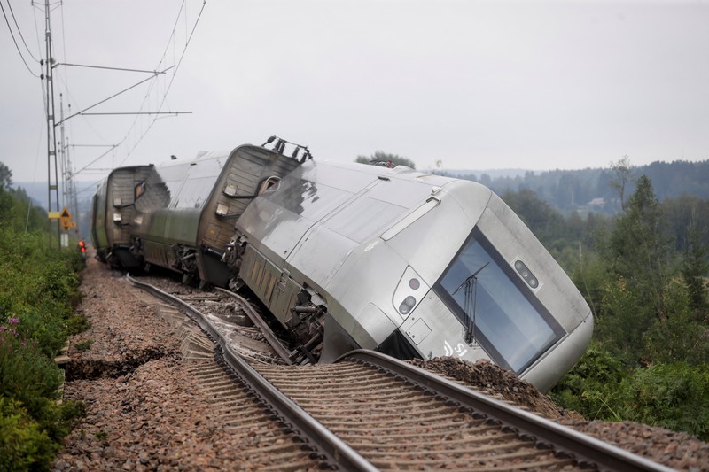 Pemandangan kereta penumpang yang membawa lebih dari 100 penumpang dan tergelincir antara Iggesund dan Hudiksvall di Swedia, 07 Agustus 2023. Pemandangan kereta penumpang yang membawa lebih dari 100 penumpang dan tergelincir antara Iggesund dan Hudiksvall di Swedia, 07 Agustus 2023. (TT News Agency/Mats Andersson via REUTERS)