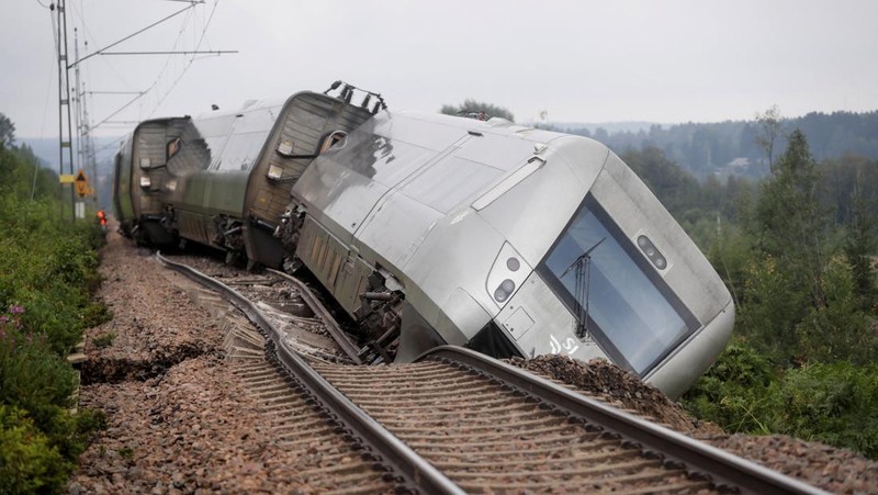 Pemandangan kereta penumpang yang membawa lebih dari 100 penumpang dan tergelincir antara Iggesund dan Hudiksvall di Swedia, 07 Agustus 2023. (TT News Agency/Mats Andersson via REUTERS)