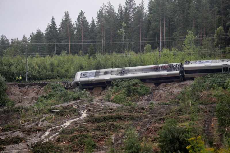 Pemandangan kereta penumpang yang membawa lebih dari 100 penumpang dan tergelincir antara Iggesund dan Hudiksvall di Swedia, 07 Agustus 2023. (TT News Agency/Mats Andersson via REUTERS)