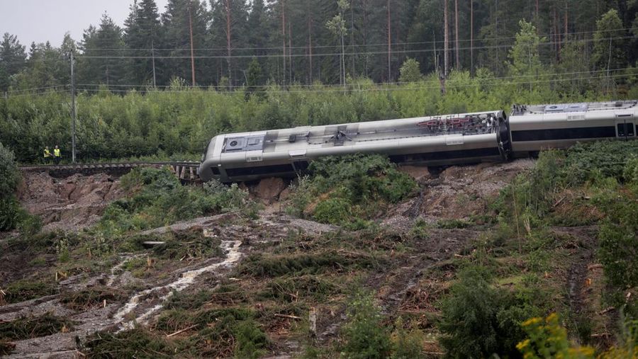 Pemandangan kereta penumpang yang membawa lebih dari 100 penumpang dan tergelincir antara Iggesund dan Hudiksvall di Swedia, 07 Agustus 2023. (TT News Agency/Mats Andersson via REUTERS)