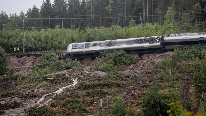 Pemandangan kereta penumpang yang membawa lebih dari 100 penumpang dan tergelincir antara Iggesund dan Hudiksvall di Swedia, 07 Agustus 2023. (TT News Agency/Mats Andersson via REUTERS)