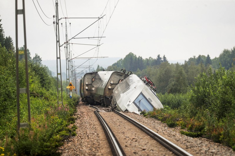 Pemandangan kereta penumpang yang membawa lebih dari 100 penumpang dan tergelincir antara Iggesund dan Hudiksvall di Swedia, 07 Agustus 2023. Pemandangan kereta penumpang yang membawa lebih dari 100 penumpang dan tergelincir antara Iggesund dan Hudiksvall di Swedia, 07 Agustus 2023. (TT News Agency/Mats Andersson via REUTERS)