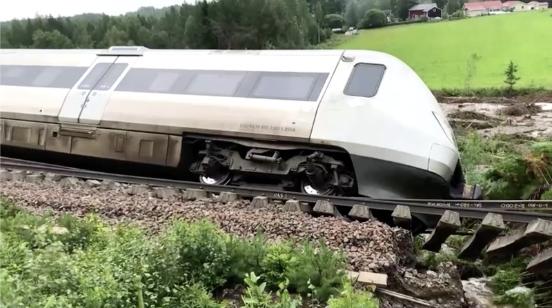 Pemandangan kereta penumpang yang membawa lebih dari 100 penumpang dan tergelincir antara Iggesund dan Hudiksvall di Swedia, 07 Agustus 2023. (TT News Agency/Mats Andersson via REUTERS)
