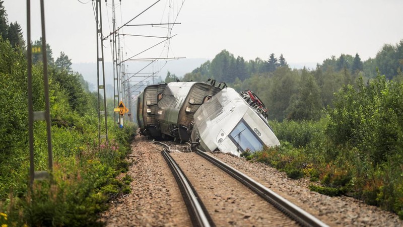 Pemandangan kereta penumpang yang membawa lebih dari 100 penumpang dan tergelincir antara Iggesund dan Hudiksvall di Swedia, 07 Agustus 2023. (TT News Agency/Mats Andersson via REUTERS)