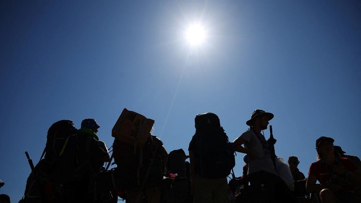 Peserta bersiap meninggalkan lokasi perkemahan Jambore Pramuka Dunia ke-25 di Buan, Korea Selatan, 8 Agustus 2023. (REUTERS/Kim Hong-Ji)