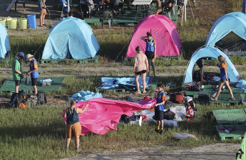 Anggota pramuka Inggris meninggalkan perkemahan Jambore Pramuka Dunia di Buan, Korea Selatan, Minggu, 6 Agustus 2023. Korea Selatan bersiap untuk mengevakuasi puluhan ribu pramuka dari lokasi jambore pesisir saat Badai Tropis Khanun mengancam, kata pejabat pramuka dunia, Senin . (Choe Young-soo/Yonhap via AP)
