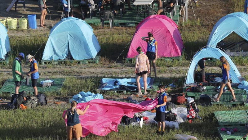 Anggota pramuka Inggris meninggalkan perkemahan Jambore Pramuka Dunia di Buan, Korea Selatan, Minggu, 6 Agustus 2023. Korea Selatan bersiap untuk mengevakuasi puluhan ribu pramuka dari lokasi jambore pesisir saat Badai Tropis Khanun mengancam, kata pejabat pramuka dunia, Senin . (Choe Young-soo/Yonhap via AP)