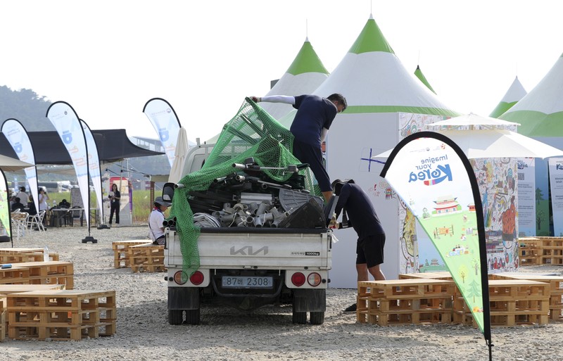 Anggota pramuka Inggris meninggalkan perkemahan Jambore Pramuka Dunia di Buan, Korea Selatan, Minggu, 6 Agustus 2023. Korea Selatan bersiap untuk mengevakuasi puluhan ribu pramuka dari lokasi jambore pesisir saat Badai Tropis Khanun mengancam, kata pejabat pramuka dunia, Senin . (Choe Young-soo/Yonhap via AP)