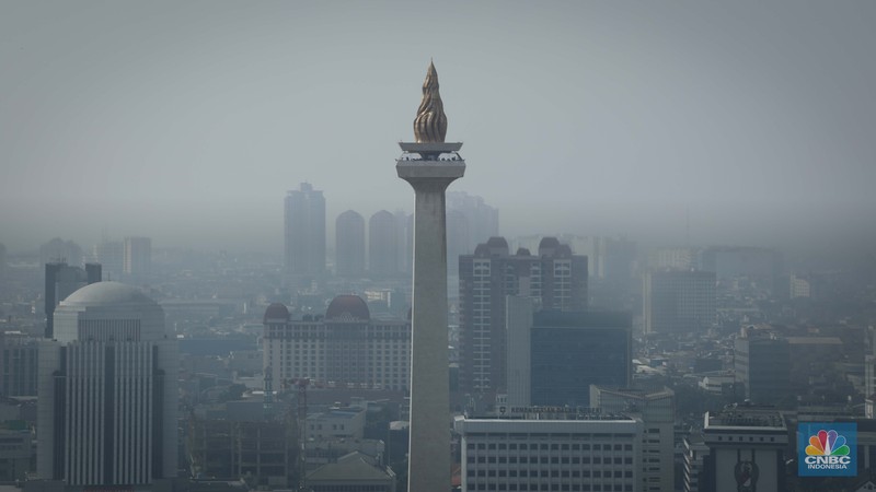 Polusi Ibu Kota Suasana gedung bertingkat tertutup kabut polusi udara di Jakarta, Selasa (8/8/2023). Pemprov DKI Jakarta mengimbau warga menggunakan masker untuk mengantisipasi polusi udara di Ibu Kota akibat polusi udara Jakarta dinilai sangat buruk. (CNBC Indonesia/Faisal Rahman)