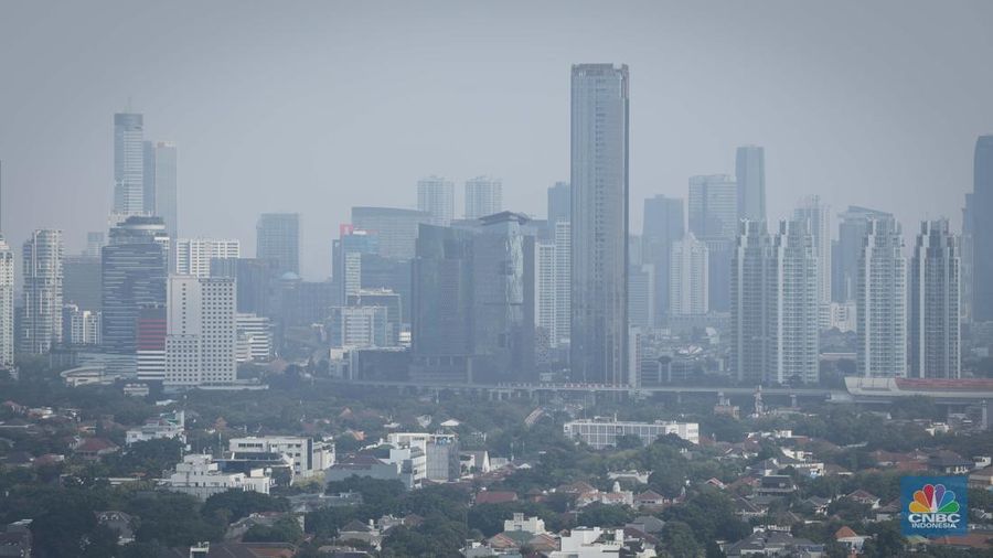 Suasana gedung bertingkat tertutup kabut polusi udara di Jakarta, Selasa (8/8/2023). Pemprov DKI Jakarta mengimbau warga menggunakan masker untuk mengantisipasi polusi udara di Ibu Kota akibat polusi udara Jakarta dinilai sangat buruk.  (CNBC Indonesia/Faisal Rahman)