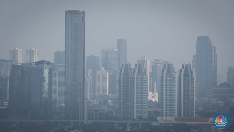 Polusi Ibu Kota Suasana gedung bertingkat tertutup kabut polusi udara di Jakarta, Selasa (8/8/2023). Pemprov DKI Jakarta mengimbau warga menggunakan masker untuk mengantisipasi polusi udara di Ibu Kota akibat polusi udara Jakarta dinilai sangat buruk. (CNBC Indonesia/Faisal Rahman)