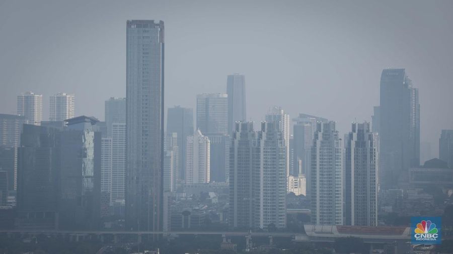 Suasana gedung bertingkat tertutup kabut polusi udara di Jakarta, Selasa (8/8/2023). Pemprov DKI Jakarta mengimbau warga menggunakan masker untuk mengantisipasi polusi udara di Ibu Kota akibat polusi udara Jakarta dinilai sangat buruk.  (վ/Faisal Rahman)