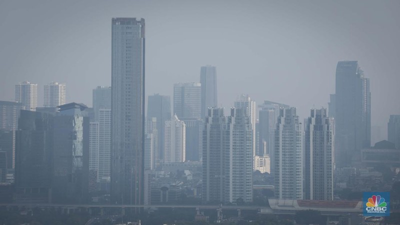 Suasana gedung bertingkat tertutup kabut polusi udara di Jakarta, Selasa (8/8/2023). Pemprov DKI Jakarta mengimbau warga menggunakan masker untuk mengantisipasi polusi udara di Ibu Kota akibat polusi udara Jakarta dinilai sangat buruk.  (CNBC Indonesia/Faisal Rahman)