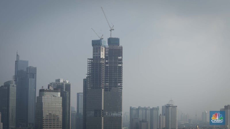 Polusi Ibu Kota Suasana gedung bertingkat tertutup kabut polusi udara di Jakarta, Selasa (8/8/2023). Pemprov DKI Jakarta mengimbau warga menggunakan masker untuk mengantisipasi polusi udara di Ibu Kota akibat polusi udara Jakarta dinilai sangat buruk. (CNBC Indonesia/Faisal Rahman)