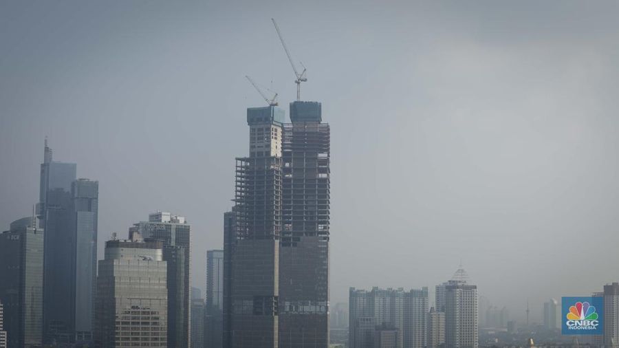 Suasana gedung bertingkat tertutup kabut polusi udara di Jakarta, Selasa (8/8/2023). Pemprov DKI Jakarta mengimbau warga menggunakan masker untuk mengantisipasi polusi udara di Ibu Kota akibat polusi udara Jakarta dinilai sangat buruk.  (CNBC Indonesia/Faisal Rahman)
