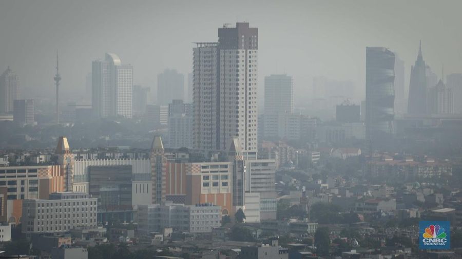 Suasana gedung bertingkat tertutup kabut polusi udara di Jakarta, Selasa (8/8/2023). Pemprov DKI Jakarta mengimbau warga menggunakan masker untuk mengantisipasi polusi udara di Ibu Kota akibat polusi udara Jakarta dinilai sangat buruk.  (CNBC Indonesia/Faisal Rahman)