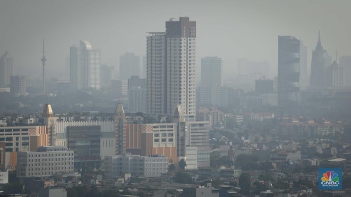Suasana gedung bertingkat tertutup kabut polusi udara di Jakarta, Selasa (8/8/2023). Pemprov DKI Jakarta mengimbau warga menggunakan masker untuk mengantisipasi polusi udara di Ibu Kota akibat polusi udara Jakarta dinilai sangat buruk. (CNBC Indonesia/Faisal Rahman)