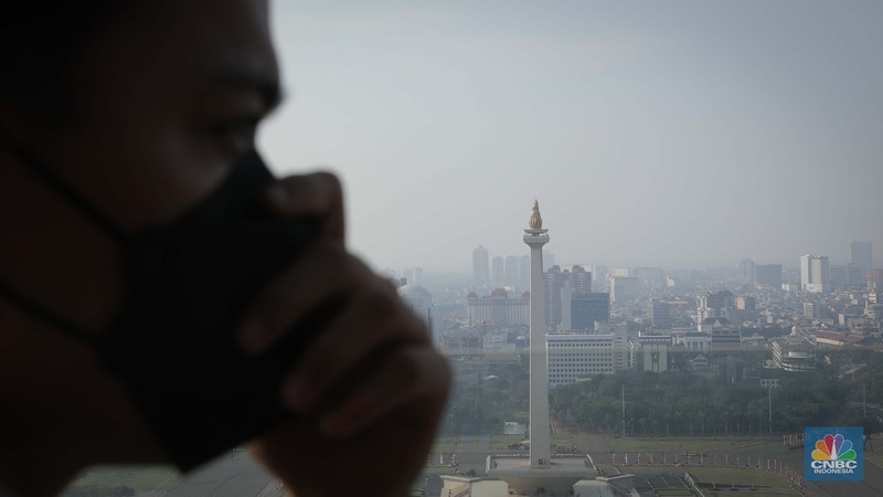 Suasana gedung bertingkat tertutup kabut polusi udara di Jakarta, Selasa (8/8/2023). Pemprov DKI Jakarta mengimbau warga menggunakan masker untuk mengantisipasi polusi udara di Ibu Kota akibat polusi udara Jakarta dinilai sangat buruk.  (CNBC Indonesia/Faisal Rahman)