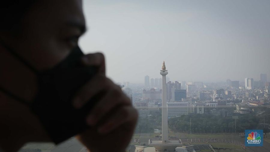Suasana gedung bertingkat tertutup kabut polusi udara di Jakarta, Selasa (8/8/2023). Pemprov DKI Jakarta mengimbau warga menggunakan masker untuk mengantisipasi polusi udara di Ibu Kota akibat polusi udara Jakarta dinilai sangat buruk. (²©²ÊÍøÕ¾/Faisal Rahman)