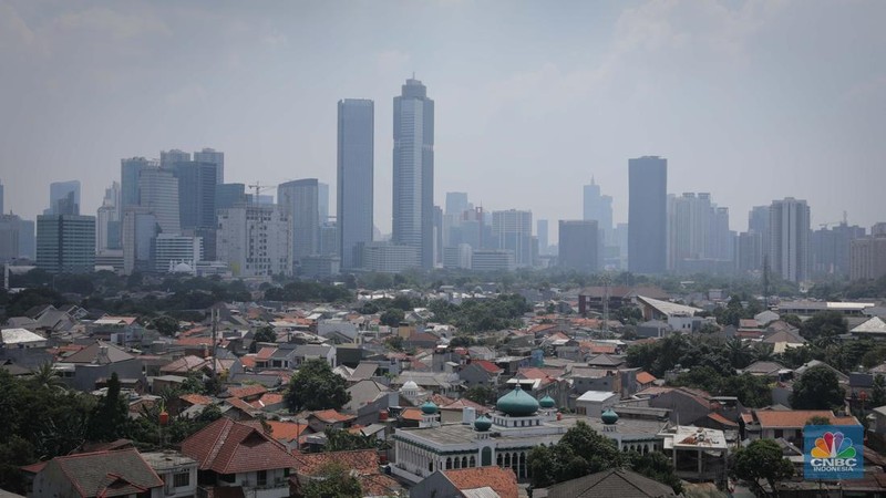 Suasana gedung bertingkat tertutup kabut polusi udara di Jakarta, Selasa (8/8/2023). Pemprov DKI Jakarta mengimbau warga menggunakan masker untuk mengantisipasi polusi udara di Ibu Kota akibat polusi udara Jakarta dinilai sangat buruk.  (CNBC Indonesia/Faisal Rahman)