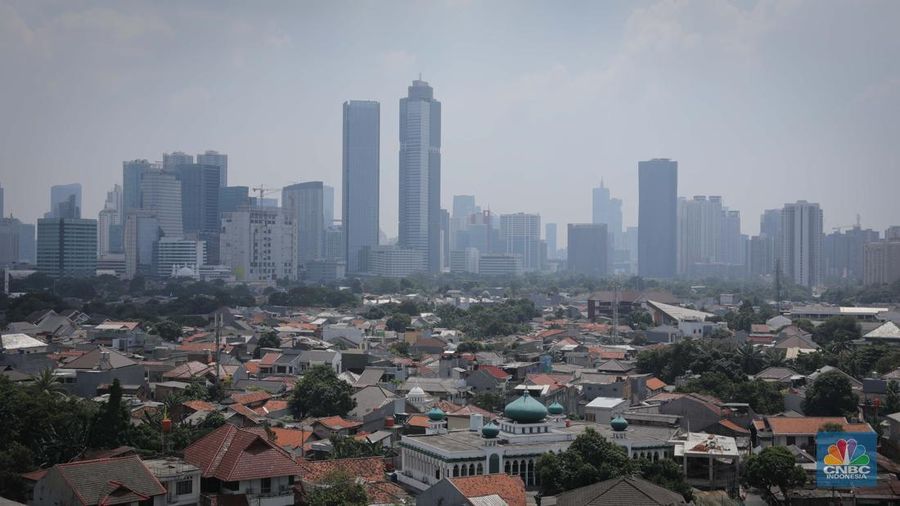 Suasana gedung bertingkat tertutup kabut polusi udara di Jakarta, Selasa (8/8/2023). Pemprov DKI Jakarta mengimbau warga menggunakan masker untuk mengantisipasi polusi udara di Ibu Kota akibat polusi udara Jakarta dinilai sangat buruk. (²©²ÊÍøÕ¾/Faisal Rahman)