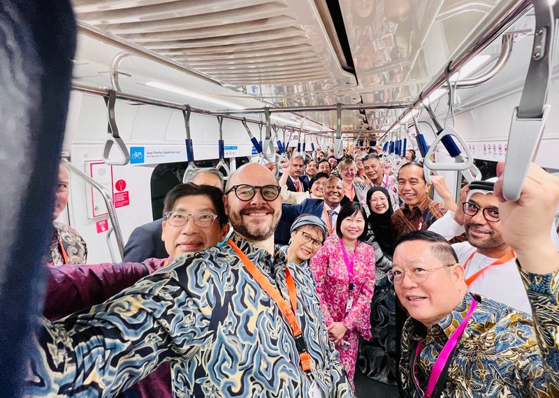 Presiden Joko Widodo bersama Duta Besar Negara ASEAN dan Mitra ASEAN dalam perjalanan menggunakan MRT dari Stasiun Bundaran HI menuju Stasiun ASEAN untuk menghadiri HUT ke-56 ASEAN yang diselenggarakan di Gedung Sekretariat ASEAN Jakarta pada Selasa pagi, 8 Agustus 2023. (Dok. Laily Rachev - Biro Pers Sekretariat Presiden)