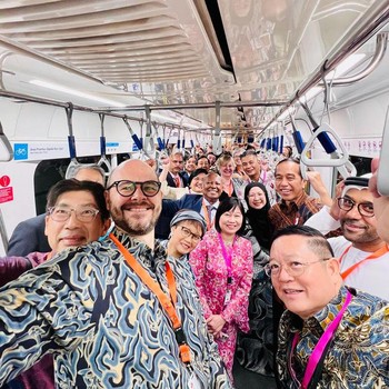 Selfie Bareng Jokowi di MRT, Para Dubes Asing Happy
