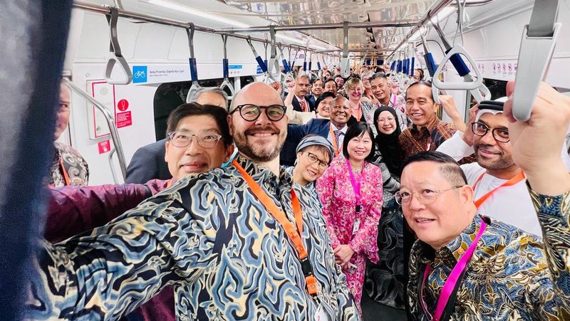 Presiden Joko Widodo bersama Duta Besar Negara ASEAN dan Mitra ASEAN dalam perjalanan menggunakan MRT dari Stasiun Bundaran HI menuju Stasiun ASEAN untuk menghadiri HUT ke-56 ASEAN yang diselenggarakan di Gedung Sekretariat ASEAN Jakarta pada Selasa pagi, 8 Agustus 2023. (Dok. Laily Rachev - Biro Pers Sekretariat Presiden)