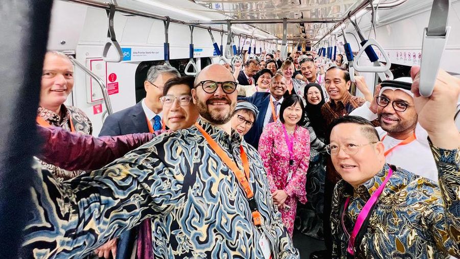 Presiden Joko Widodo bersama Duta Besar Negara ASEAN dan Mitra ASEAN dalam perjalanan menggunakan MRT dari Stasiun Bundaran HI menuju Stasiun ASEAN untuk menghadiri HUT ke-56 ASEAN yang diselenggarakan di Gedung Sekretariat ASEAN Jakarta pada Selasa pagi, 8 Agustus 2023. (Dok. Laily Rachev - Biro Pers Sekretariat Presiden)