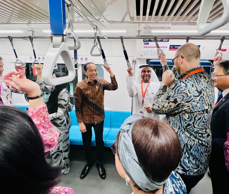 Presiden Joko Widodo bersama Duta Besar Negara ASEAN dan Mitra ASEAN dalam perjalanan menggunakan MRT dari Stasiun Bundaran HI menuju Stasiun ASEAN untuk menghadiri HUT ke-56 ASEAN yang diselenggarakan di Gedung Sekretariat ASEAN Jakarta pada Selasa pagi, 8 Agustus 2023. Presiden Joko Widodo bersama Duta Besar Negara ASEAN dan Mitra ASEAN dalam perjalanan menggunakan MRT dari Stasiun Bundaran HI menuju Stasiun ASEAN untuk menghadiri HUT ke-56 ASEAN yang diselenggarakan di Gedung Sekretariat ASEAN Jakarta pada Selasa pagi, 8 Agustus 2023. (Dok. Laily Rachev - Biro Pers Sekretariat Presiden)
