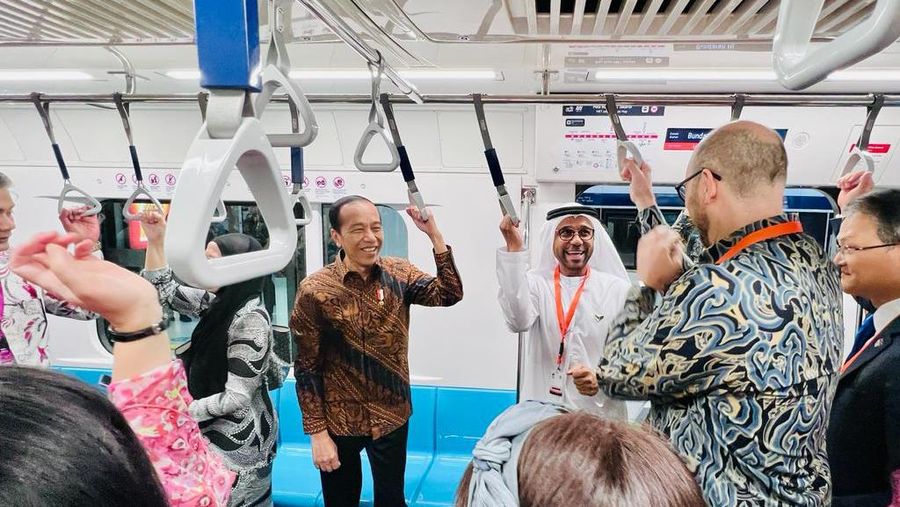 Presiden Joko Widodo bersama Duta Besar Negara ASEAN dan Mitra ASEAN dalam perjalanan menggunakan MRT dari Stasiun Bundaran HI menuju Stasiun ASEAN untuk menghadiri HUT ke-56 ASEAN yang diselenggarakan di Gedung Sekretariat ASEAN Jakarta pada Selasa pagi, 8 Agustus 2023. (Dok. Laily Rachev - Biro Pers Sekretariat Presiden)