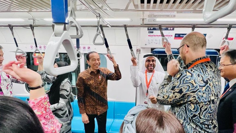 Presiden Joko Widodo bersama Duta Besar Negara ASEAN dan Mitra ASEAN dalam perjalanan menggunakan MRT dari Stasiun Bundaran HI menuju Stasiun ASEAN untuk menghadiri HUT ke-56 ASEAN yang diselenggarakan di Gedung Sekretariat ASEAN Jakarta pada Selasa pagi, 8 Agustus 2023. (Dok. Laily Rachev - Biro Pers Sekretariat Presiden)