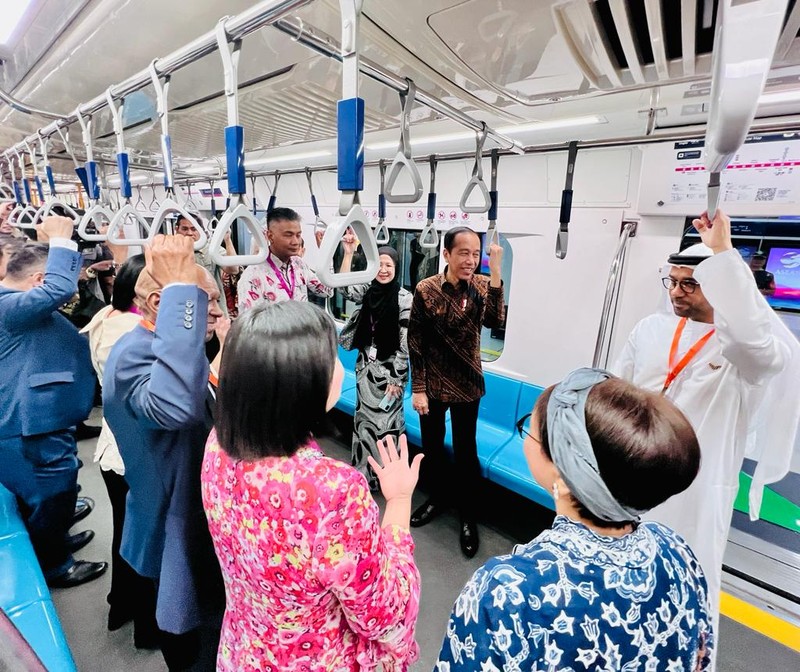 Presiden Joko Widodo bersama Duta Besar Negara ASEAN dan Mitra ASEAN dalam perjalanan menggunakan MRT dari Stasiun Bundaran HI menuju Stasiun ASEAN untuk menghadiri HUT ke-56 ASEAN yang diselenggarakan di Gedung Sekretariat ASEAN Jakarta pada Selasa pagi, 8 Agustus 2023. (Dok. Laily Rachev - Biro Pers Sekretariat Presiden)