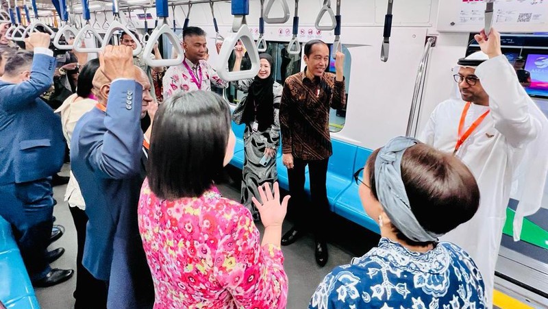 Presiden Joko Widodo bersama Duta Besar Negara ASEAN dan Mitra ASEAN dalam perjalanan menggunakan MRT dari Stasiun Bundaran HI menuju Stasiun ASEAN untuk menghadiri HUT ke-56 ASEAN yang diselenggarakan di Gedung Sekretariat ASEAN Jakarta pada Selasa pagi, 8 Agustus 2023. (Dok. Laily Rachev - Biro Pers Sekretariat Presiden)