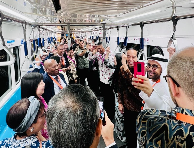 Presiden Joko Widodo bersama Duta Besar Negara ASEAN dan Mitra ASEAN dalam perjalanan menggunakan MRT dari Stasiun Bundaran HI menuju Stasiun ASEAN untuk menghadiri HUT ke-56 ASEAN yang diselenggarakan di Gedung Sekretariat ASEAN Jakarta pada Selasa pagi, 8 Agustus 2023. (Dok. Laily Rachev - Biro Pers Sekretariat Presiden)
