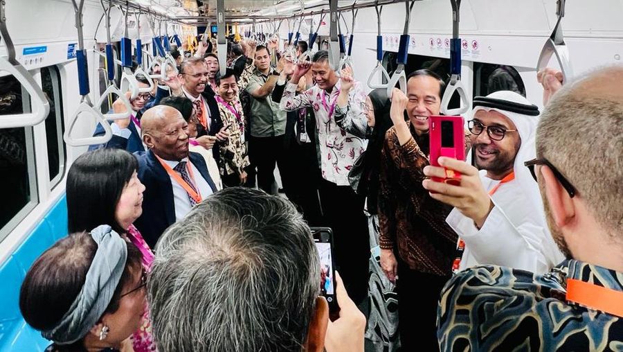 Presiden Joko Widodo bersama Duta Besar Negara ASEAN dan Mitra ASEAN dalam perjalanan menggunakan MRT dari Stasiun Bundaran HI menuju Stasiun ASEAN untuk menghadiri HUT ke-56 ASEAN yang diselenggarakan di Gedung Sekretariat ASEAN Jakarta pada Selasa pagi, 8 Agustus 2023. (Dok. Laily Rachev - Biro Pers Sekretariat Presiden)